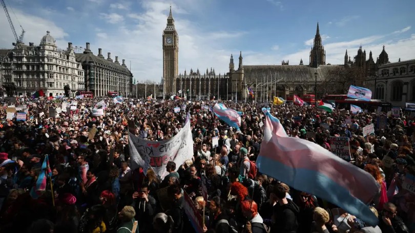Miles de personas salen a la calle en Londres tras el dictamen del Supremo contra el colectivo trans