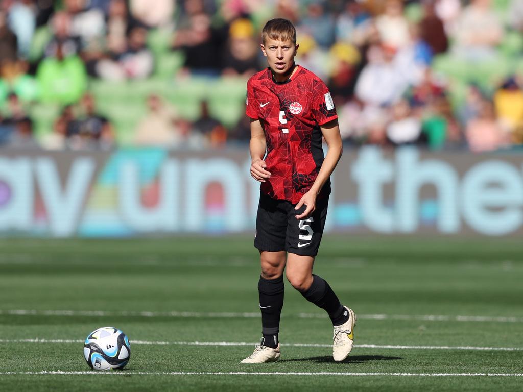 Quinn, la primera persona abiertamente trans en Juegos Olímpicos, pieza clave del medio campo de la selección femenil de fútbol de Canadá. 